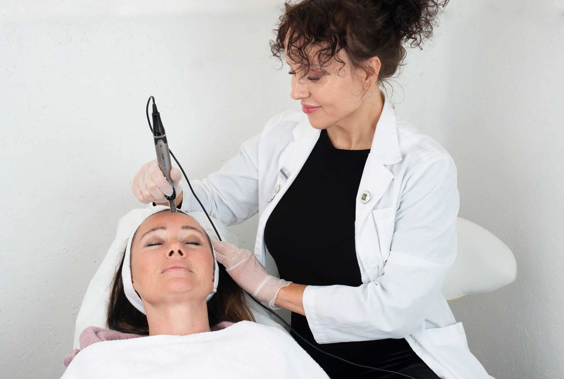 Microneedling-behandling med Dermapen 4
